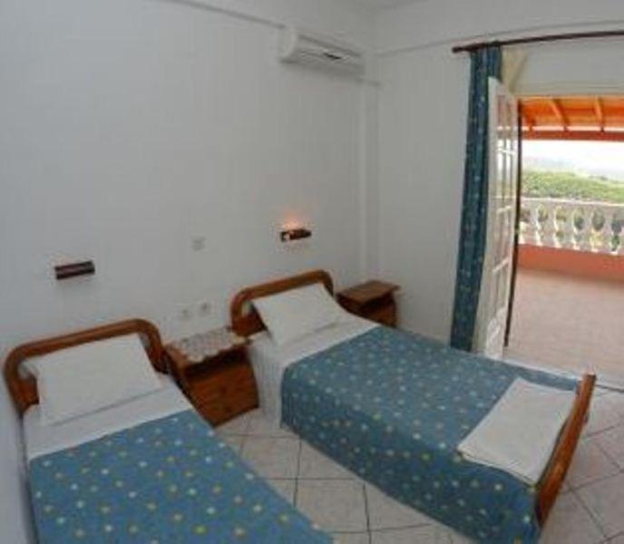 Villa Leonidas Agios Stefanos Avliotes  Rum bild