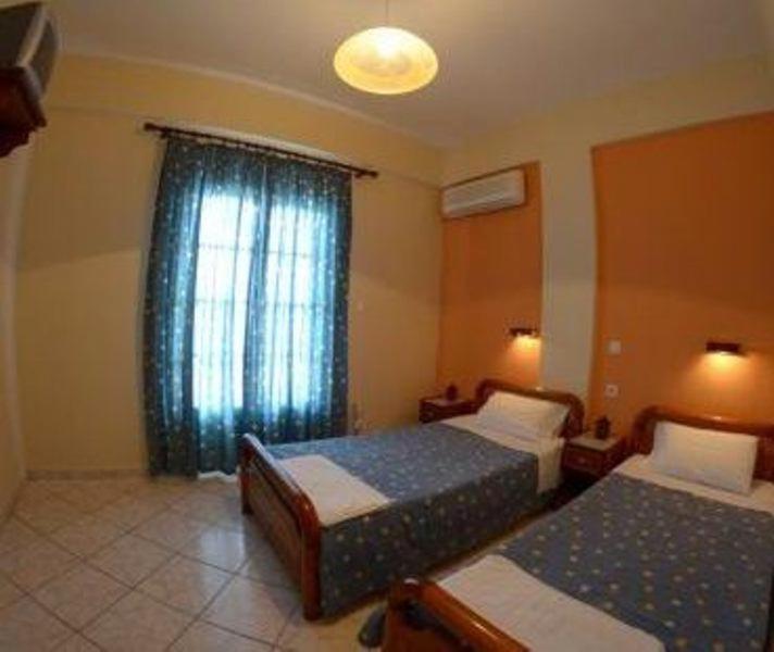 Villa Leonidas Agios Stefanos Avliotes  Rum bild