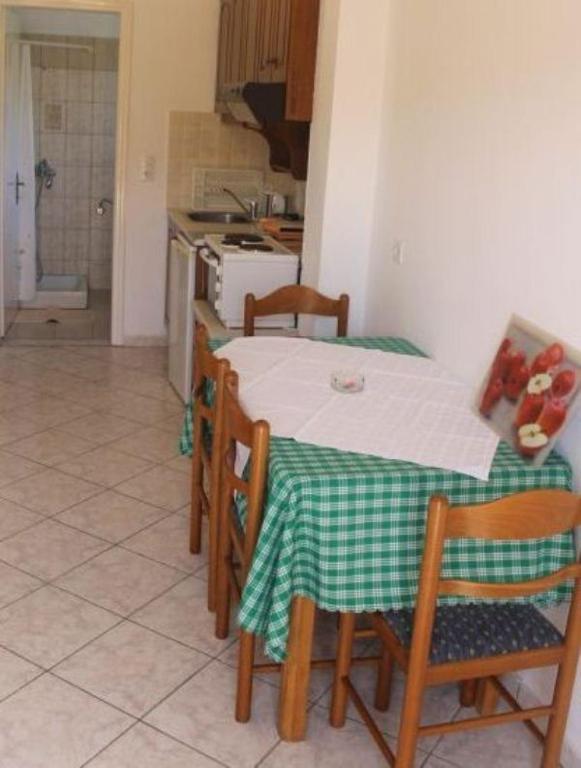 Villa Leonidas Agios Stefanos Avliotes  Rum bild